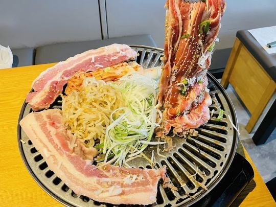 【牛肉五花肉自助餐+生五花肉120分鐘☆】1人3,100日圓（含稅3,410日圓）♪