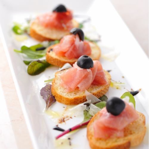 Bruschetta with prosciutto and blue cheese (4 pieces)