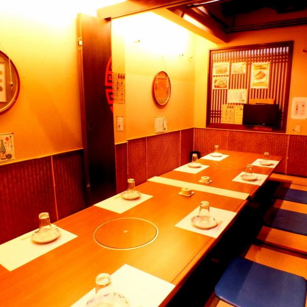 The second-floor private room is popular for 8 to 12 people.The seats surrounded by partitions can be enjoyed in a semi-private room.Recommended for special gatherings and small banquets! The horigotatsu-style seats allow you to stretch your legs on the floor and enjoy your meal and alcohol while relaxing.Sink yourself into a soft legless chair and enjoy the relaxing atmosphere.
