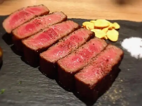 黒毛和牛赤身ステーキ～焼ニンニクのジャポネソース～