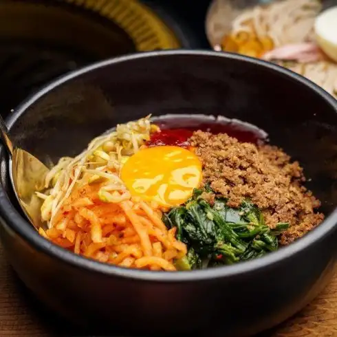 焼肉以外にもビビンバやなると金時、アイスモナカなど種類豊富！