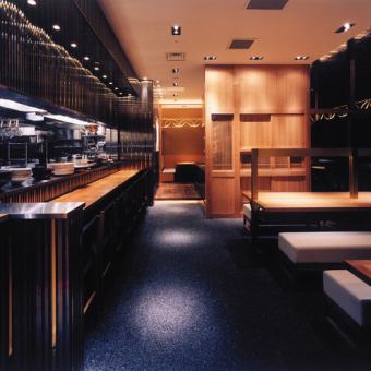 当店では全57席ご用意しております。隠れ家的な当店は落ち着いた雰囲気が魅力。テーブル席は女子会や友人飲み、会社飲みなど、様々なシーンでご利用いただけます。