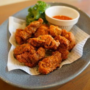 コリコリ牛タンのフリット　ピリ辛トマトソース