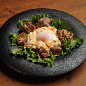 ほぐし牛タンと温玉の贅沢ポテサラ