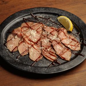 牛タン低温調理とグラナパダーノチーズのカルパッチョ