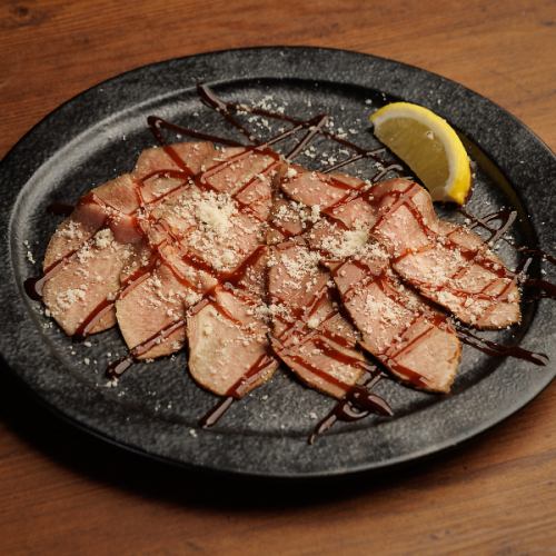 牛タン低温調理とグラナパダーノチーズのカルパッチョ
