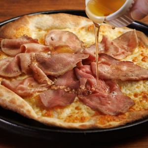 牛タンと4種チーズとはちみつのピザ