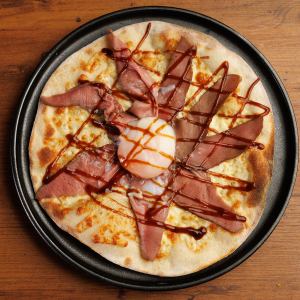 牛タンと半熟卵のスモークソースのピザ