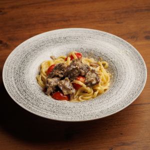 牛タンとチェリートマトのクリームソース