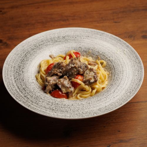 牛タンとチェリートマトのクリームソース