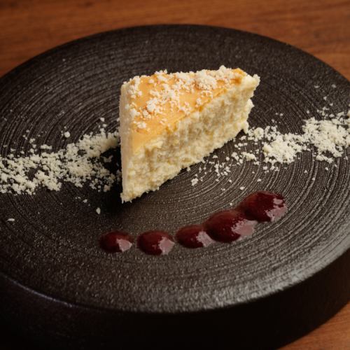 ベイクドチーズケーキ　グラナパダーノチーズをかけて