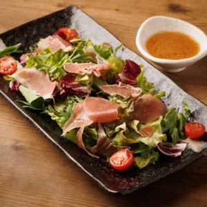 フランス産　生ハムプロシュートのサラダ　オニオンドレッシング
