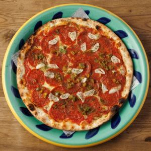 サラミとフライドガーリックのピザ