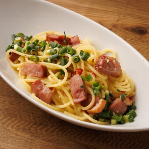 合鴨の燻製とネギのペペロンチーノ