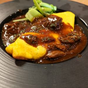 牛タンシチューのふわとろオムレツ