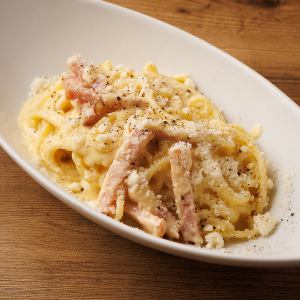 生ハムとチェリートマトのクリームソース