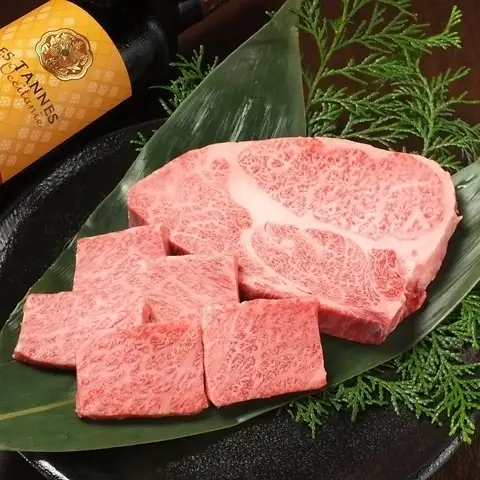 美しい上塩タンの厚切り肉を優雅に味わう!特別な日の食事にふさわしい贅沢で上質なお肉をお届けします!