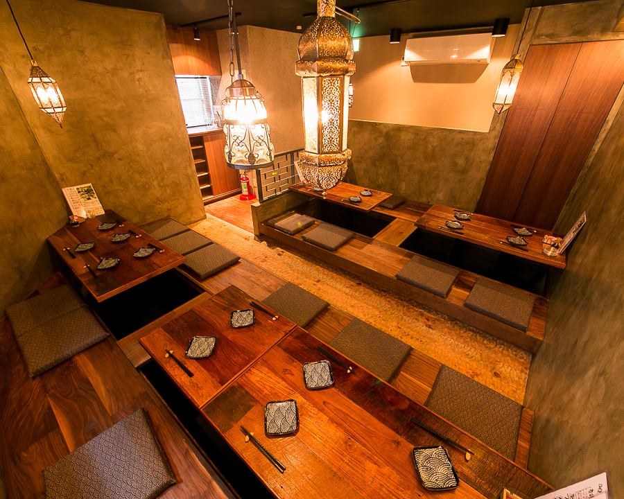The stylish lighting based on wood creates a wonderful atmosphere♪ Completely private room for up to 25 people!