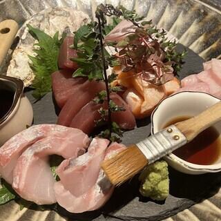 盛り付けも綺麗で美味しい藁焼き、刺身盛合わせ