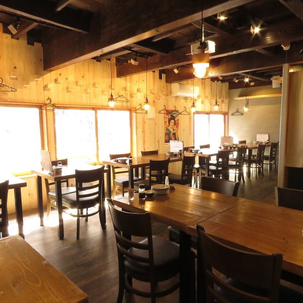 [2F Table Seating] On the 2nd floor, we have 7 tables and 22 spacious banquet seats! We have taken measures against infectious diseases by setting a space between each table.Please use it for various purposes such as company banquets, private drinking parties, etc. We also recommend small parties with spacious table seats, which are rare in Ekinishi.