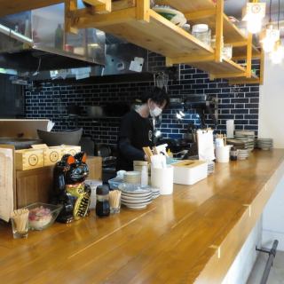 The 1st floor is a standing drinking space ♪ You can enjoy your meal while watching the cooking scenery at the spacious counter seats ◎ It is recommended not only for drinking alone but also for business travelers!