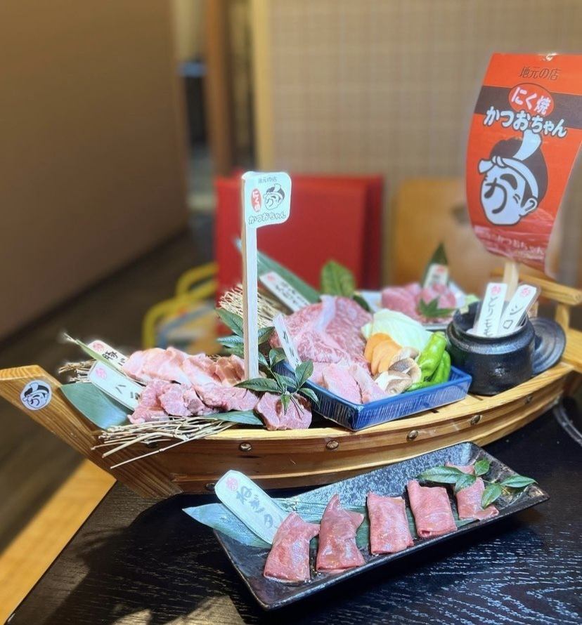 We offer a selection of meat and other dishes that the owner is particular about. For celebrations, enjoy a boat-shaped plate of meat.