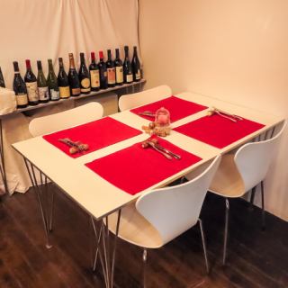 グループでのご利用にオススメなテーブル席。ひと並びで8~10名様ご利用可能。(補助席にて狭くなりますが11名様可能です)