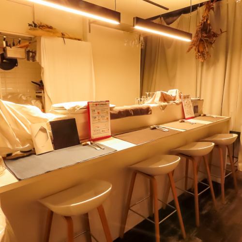 シェフとの会話も楽しめるカウンター席。