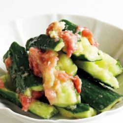 去皮李子和咸黄瓜