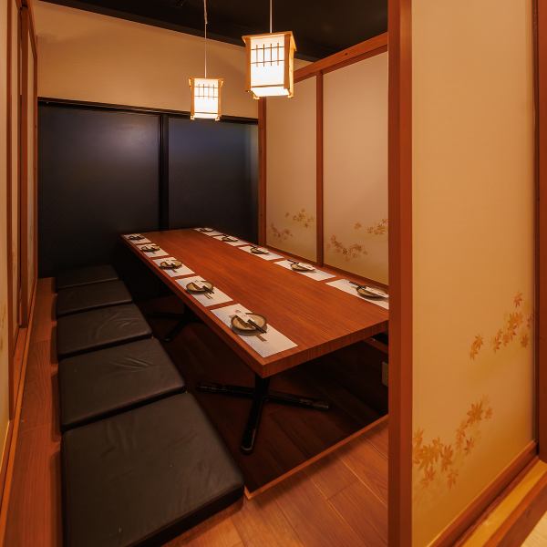 【扉付き完全個室】和の情緒溢れるお席はトビラ付き完全個室、仕切りを外して大人数の宴会でもご利用頂けます。ゆったりと足を伸ばしてくつろぎながら、当店自慢の料理やお酒をお楽しみ下さい。飲放題付きの宴会プランも各種ご用意しており、コース値引きなどお得なクーポン券もご利用いただけます♪