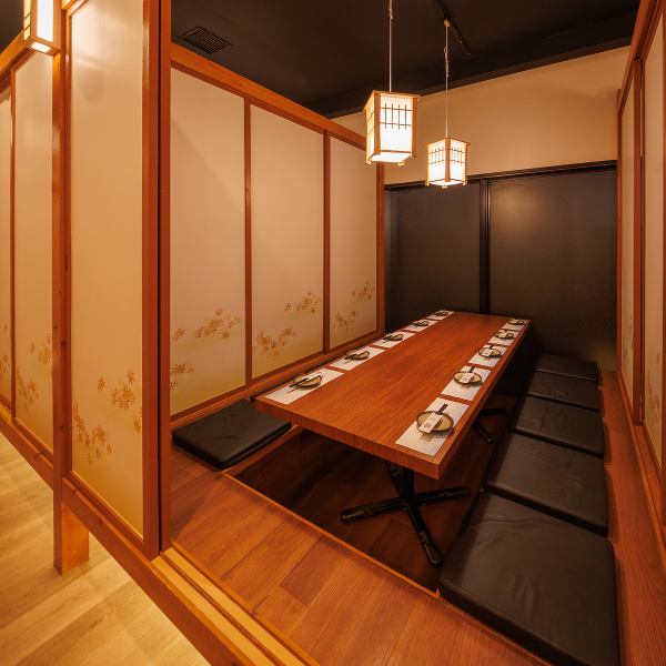 【扉付き完全個室】30名様からご利用OK!最大110名様まで着席可能な貸切フロア席♪ビジネス宴会や同窓会、結婚式の二次会など、大人数でのパーティーシーンには当店のフロア貸切を是非ご利用下さい。人数やご予算に合わせて料理やドリンクなどパーティープランをご用意させていただきます。お気軽にお問い合わせ下さい!