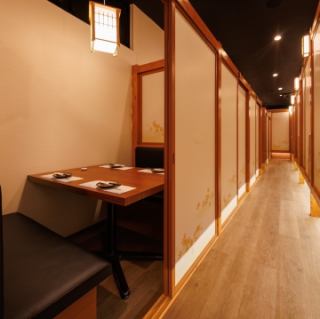 扉付プライベート個室多数ご用意♪喧騒を忘れられるくらいに上品で優雅な個室を完備しております!また、インテリアや照明での演出にもこだわった店内は、間接照明の光に照らされたリラックス空間です♪