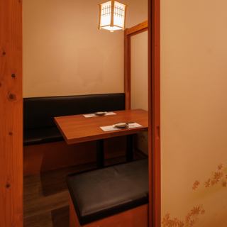 2名~4名の隠れ個室ご利用できます!ダウンライトがほんのり照らす個室空間で静かな店内なので、デートや女子会、記念日などに最適です!周りを気にすることなくゆっくりと寛げます♪