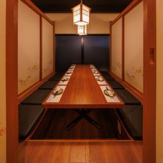 会社宴会や大型宴会・パーティーにピッタリな広々個室をご用意!柔らかな照明灯る優美な空間が特別なご宴会を演出します♪旬の味覚愉しむ本格料理と銘酒で贅沢なご宴会をお楽しみ下さい