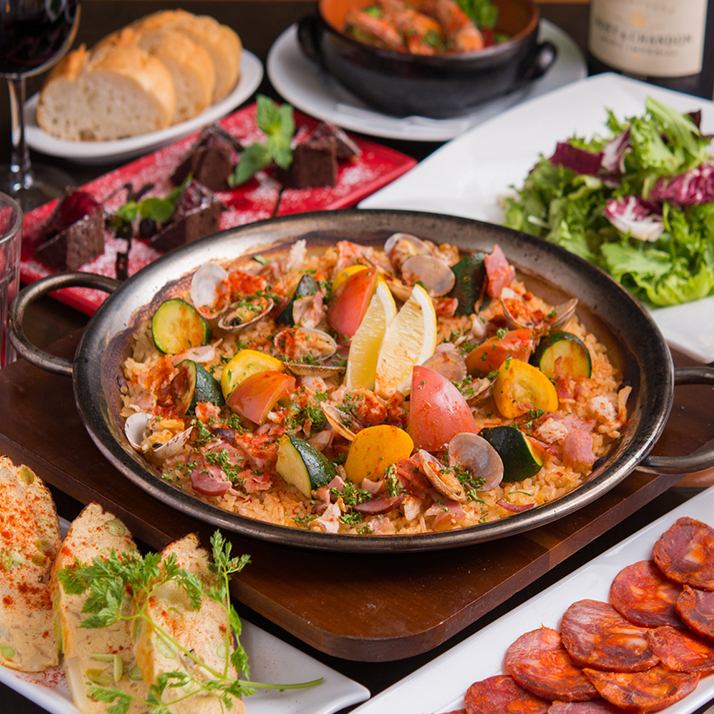 Bar, a hideaway in the back alley of Shinjuku, where exquisite paella and homemade sangria are popular