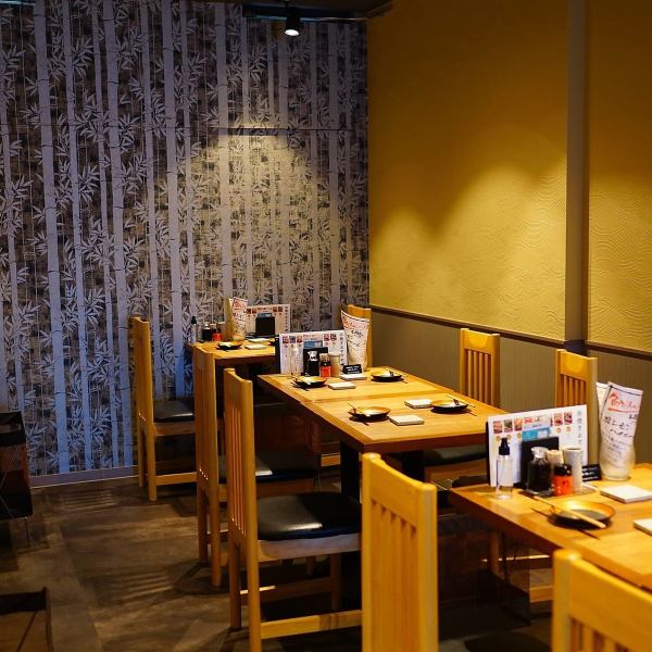 We have table seats that emphasize the Japanese atmosphere.You can spend a comfortable time in a spacious space that can accommodate up to 28 seats.The table seats are perfect for gatherings with family, friends, and colleagues, and you can enjoy cooking and skewers while feeling the Japanese atmosphere.There is also a counter seat with a single plate ◎