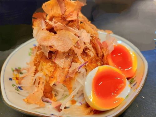 スパイシーオニオンスライスと半熟たまご