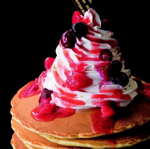 {Soft and chewy pancakes topped with plenty of whipped cream} Hawaiian pancakes (berry and chocolate)