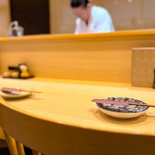 <p>【カウンター】目の前の焼き場で焼き上げる焼き鳥を眺めながら・・・お1人様やデートで人気のカウンター席。ゆっくりと寛げるお食事をご提供いたします。</p>