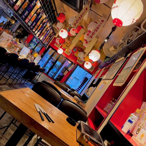 【横须贺中央站步行4分钟】店内焕然一新!焕然一新!墙纸重新粉刷成红黑色,天花板上挂满了色彩缤纷的灯笼,营造出活泼可爱又充满乐趣的氛围。欢迎您来这里举办女生聚会、团体约会、酒会等各种活动。最多可容纳约20人的包场派对!从小型到大型宴会,我们都能承办。也欢迎与朋友一起举办小型聚会。