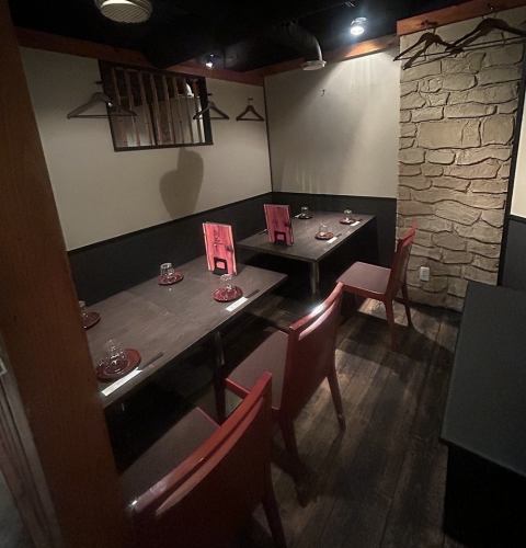 テーブルフロア ４名卓×３　１２名様よりテーブル席貸切も