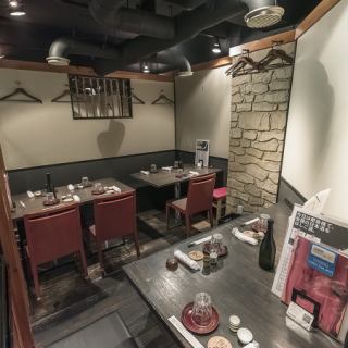 テーブルフロア ４名卓×３　１２名様よりテーブル席貸切も