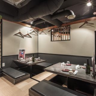 座敷フロア ４名様掛けテーブル×２　８名様掛けテーブル×１