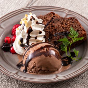 双份巧克力蛋糕和冰淇淋