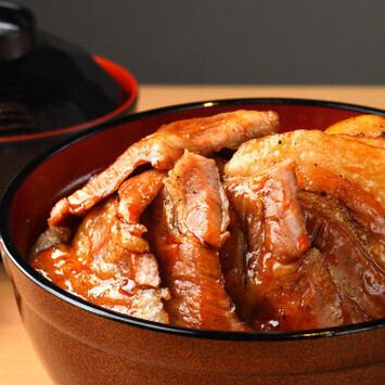 炭火で豪快に焼き上げる豚丼☆
