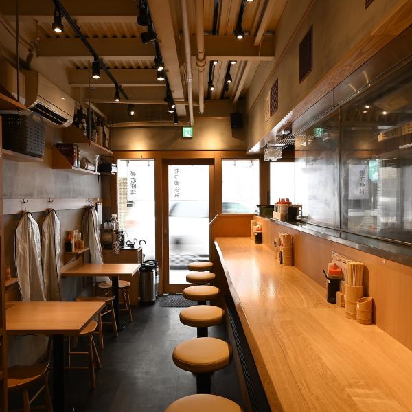 お店の扉を開けると広がるのは、お客様をお迎えする温かな空気と心地良い活気です◎木の温もりあふれる店内には、カウンター9席・テーブル9卓の全45席を完備しております。