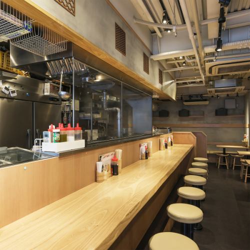 木の温もりあふれる落ち着いた雰囲気の店内☆