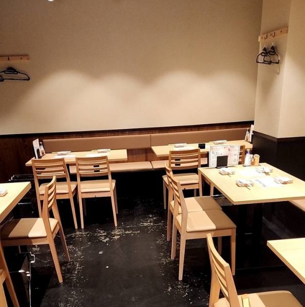 【大人の隠れ家空間で至福のひとときを】片原町駅から徒歩3分の好立地に佇む、隠れ家炭火串焼屋『とり隆』。友人、ご家族との普段使いはもちろん、記念日や会食などの特別シーンでお店をお探しの方も是非当店をご利用ください。備長炭で焼き上げる絶品串焼きを、心行くまでご堪能ください。