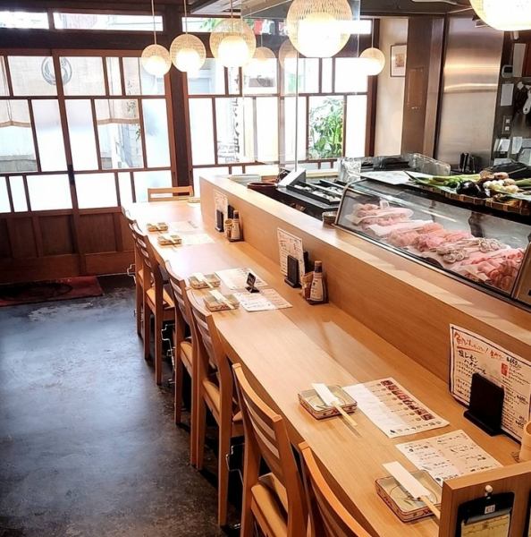 【落ち着いた雰囲気で心地よい時間を】木目調のテーブルが心を和ませる店内は、落ち着きある雰囲気でお食事をごゆっくりとお楽しみいただけます。種類豊富な串焼きと相性の良いお酒で乾杯！少人数～大人数まで各種ご宴会に対応致しますので、お気軽にご相談ください。ご来店お待ちしております！