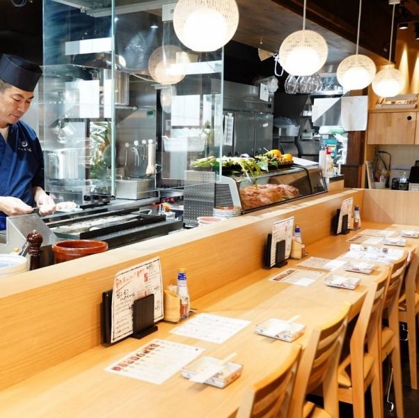 【お洒落な寛ぎ空間で居心地◎】お一人様でのご利用や、お仕事帰りのサク飲みにも最適な落ち着きのある空間が魅力◎アクセスも抜群で気軽にお立ち寄りいただけます。明るく居心地の良い雰囲気の店内で、お好みの串焼きとお酒をごゆっくりとご堪能ください。デートやご友人とのお食事にも是非！